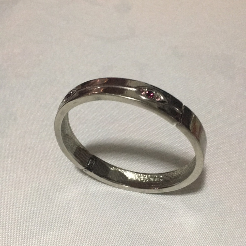 Fancy silver bangle bracelet with pink stone - Picture 2 of 7